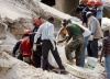 Rescatistas insertaron cámaras digitales atadas a bastones entre los escombros de la escuela derrumbada en Haití, en busca de sobrevivientes de un accidente que mató a 102 personas.