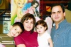 Rowena Morales, Emma Russek, Jaime Russek y Rhoda Morales.