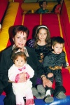 Rudy Walss Revuelta festejando su cumpleaños junto a sus padres Rodolfo y Gabriela y sus hermanas Paola y Pamela.