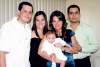Mariana y Javier Robles con el pequeño Javier en brazos