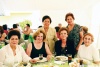 María Teresa Anzures de Borrego rodeada por sus hijos: Pedro, Titis, Alejandra, Martha, Ana, Luis, Gerardo y Juan.