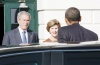 El presidente Bush y la primera dama Laura Bush esperaron a los Obama en la puerta sur de la Casa Blanca, bajo un día soleado de otoño.