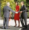 El presidente Bush y la primera dama Laura Bush esperaron a los Obama en la puerta sur de la Casa Blanca, bajo un día soleado de otoño.