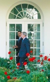 Bush y Obama fueron vistos caminando por el exterior de la Casa Blanca hacia la Oficina Oval.
