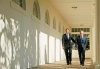Bush y Obama fueron vistos caminando por el exterior de la Casa Blanca hacia la Oficina Oval.