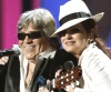 El músico Emilio Navaira, conocido como 'El Astro de la Música Texana', se adjudicó el Grammy Latino en la categoría Mejor Album Texano, por su disco 'De nuevo'. El galardón lo recibió el hermano del cantante, quien se limitó a expresar: 'De parte de mi carnal, de parte de mi hermano Emilio Navaira, que viva Diosito!, ­que viva texas!!'.