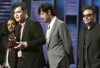 Los integrantes del grupo mexicano Belanova posan con su premio a Mejor Album de Dúo o Grupo.