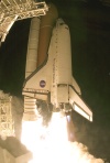El lanzamiento del 'Endeavour' bajo un cielo límpido y luna llena se llevó a cabo a las 19.55 locales (00.55 GMT), tras disiparse la amenaza de mal tiempo en la región del Centro Espacial Kennedy en la Florida (EU.).