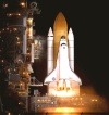 El lanzamiento del 'Endeavour' bajo un cielo límpido y luna llena se llevó a cabo a las 19.55 locales (00.55 GMT), tras disiparse la amenaza de mal tiempo en la región del Centro Espacial Kennedy en la Florida (EU.).