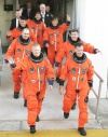 El equipo de la misión STS-126 del transbordador espacial Endeavour salen del edificio de Operaciones y Revisión, durante una caminata en el Centro Espacial Kennedy, en Cabo Cañaveral, Florida (EU).
