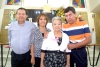 09112008
Santa Rivera fue festejada en su cumpleaños la acompañan sus hijos Jaime, Carlos y Grisel Quintero.