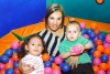 11112008
Rodeada de pelotas multicolores y acompañada de su mamá Liliana y de su hermano Carlitos, Andrea Rendón Orduña celebró su cumpleaños.