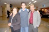 20112008
Ilda Guerrero y Margarito Contreras despidieron a su hijo Jesús Contreras quien realizó un viaje de negocios a la Ciudad de México