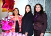 29112008
Claudia acompañada de su mamá Luz Elena Caraveo y su futura suegra Irma Guardado, organizadoras de la despedida