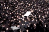 Varios millares de dolientes ultraortodoxos, en su mayoría hombres barbados con largos sacos y sombreros negros, abarrotaron la plaza principal y los callejones angostos de Mea Shearim, un vecindario religioso en Jerusalén, para participar en el funeral de Leibish Teitelbaum. Nacido en Estados Unidos y radicado en Jerusalén, Teitelbaum estaba en Mumbai para supervisar la preparación de comida judía.