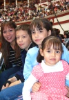 02122008
Ana Castillo y los niños Daniela, Sofía y Aarón.