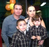 06122008
Diego Antonio y Javier Eduardo junto a sus papás Érika y Francisco Samaniego.