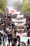 Unos mil manifestantes se unieron a una marcha pacífica en la capital respaldada por el partido Comunista. Y otras 300 personas desfilaron en Tesalónica, la segunda ciudad más grande de Grecia.