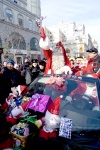 Un Santa Claus procedente de Laponia (Finalandia) lanza caramelos desde un vehículo descapotable durante un desfile para celebrar la llegada de la Navidad, en Harbin, capital de la provincia de Heilongjiang (China).