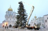 Trabajadores instalan y decoran un gran abeto de Navidad en la plaza de Sobornaya en el Kremlin, Moscú (Rusia). La Navidad ortodoxa se celebra el 7 de enero, según el calendario juliano.