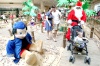 En Indonesia un hombre disfrazado de Santa Claus pasea a un bebé en un centro comercial de Yakarta.