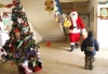 Santa Claus porta regalos de Navidad durante una celebración en una escuela de Bagdad (Irak). En esta escuela se mezclan niños cristianos y musulmanes, y se celebran tanto las Navidades como otras fechas señaladas de Islam.
