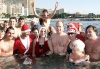 El príncipe Alberto II de Mónaco participa en el tradicional Baño Caritativo de Navidad organizado por la Asociación TATSA en Mónaco. Este consiste en darse un baño con el agua a 13ºC para recaudar dinero para las víctimas del tsunami de 2005 en el sudeste asiático.