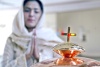 Una mujer paquistaní cristiana reza ante una cruz durante la celebración de Navidad en Peshawar, Pakistán, el jueves pasado.