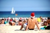 Decenas de personas recibieron la Navidad tomando el Sol en la playa de Bondi en Sydney, Australia.