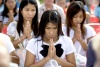 En playas de Tailandia, donde millares de pobladores y turistas murieron, parientes y amigos de las víctimas se congregaron en servicios religiosos, incluido uno en la bajo palmeras ante cientos de curiosos.