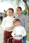 17122008
Cristina de Saldaña y Rogelio Saldaña con sus hijos Cristina, Brenda y Ángela Saldaña, los acompañan los niños Alejandro y Paulina de la Garza