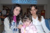 28122008
María Ortega Sánchez en compañía de su familia que acudió a despedirla en el aeropuerto.