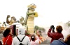 El desfile dio inicio con un robot de unos 15 metros de alto que se quitaba un sombrero y del que brotaban fuegos pirotécnicos.