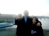 Roberto Fdz, Violeta Rdz y Roberto Jr. en los Champs de Mars a un lado de la torre Eiffel en Navidad.