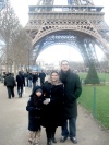 Roberto Fdz, Violeta Rdz y Roberto Jr. en los Champs de Mars a un lado de la torre Eiffel en Navidad.
