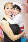 04012008
Itzel luce feliz a lado de su mamá Claudia Izquierdo de Romo.