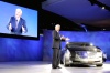 El Presidente de Vicio de General Motors Roberto Lutz introduce el Cadillac Converj el concepto en el Espectáculo norteamericano Internacional Automático en Detroit.