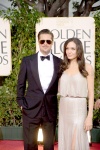 La actriz y cantante Jennifer Lopez, la cual llegó con su esposo Marc Anthony, llegó en un vestido largo y dorado con un extenso escote en V, la espalda descubierta y entallado en la cadera.