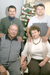 10012009
Francisco Arámbula Morales acompañado en su cumpleaños de su esposa Lily Romero de Arámbula y sus hijos Simón y Francisco Arámbula Romero