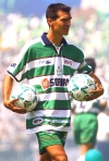 Su debut profesional se dio con el Atlas de Guadalajara, el 6 de marzo de 1994, encuentro donde su equipo sucumbió 3-1 ante el América.