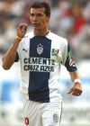 Jugó en el Bolton toda la temporada 2005-2006 y luego, al no tener actividad en el equipo de Sam Allardyce, comenzó su aventura en el fútbol árabe, en una transferencia millonaria.