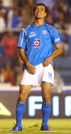 Con Cruz Azul no tuvo buen rendimiento, apenas 26 juegos y seis goles en dos torneos cortos.