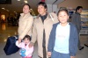 07012009
Alejandra Villalobos y sus hijos arribaron a Torreón desde Hidalgo y lo recibió Rosa Elena García