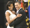 Obama, vestido de traje negro, y su esposa vestida de blanco, bailaron con elegancia el tema 'At Last' interpretado por la cantante Beyoncé en el Centro de Convenciones de Washington.
