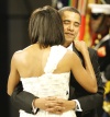 El presidente de Estados Unidos, Barack Obama, bailó con su esposa Michelle en el ‘baile del vecindario', la primera de diez galas, tras su histórica juramentación.