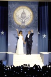 El presidente de Estados Unidos, Barack Obama, y su esposa, Michelle, saludan a su llegada al Baile de los Estados del Este, organizado con motivo de su investidura en el DC Armory de Washington.