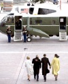 El presidente de los Estados Unidos, Barack Obama, y su esposa, Michelle, acompañan al ex presidente George W. Bush y a la ex primera dama, Laura Bush, al helicóptero presidencial.