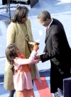 El presidente Barack Obama da un beso a la primera dama Michelle Obama tras su juramento.