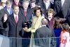 El presidente Barack Obama da un beso a la primera dama Michelle Obama tras su juramento.