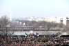 Cientos de miles de personas se congregan entre el Capitolio y el gran obelisco del monumento a Washington, para ser testigos de la ceremonia de investidura de Barack Obama.
